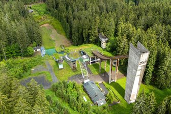 Höchste Schanze im Erzgebirge: Hat sie doch noch eine Chance? - Weiter Blick. Die 42 Meter hohe Erzgebirgsschanze sollte als Aussichtsturm genutzt werden.