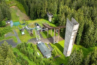 Höchste Schanze im Erzgebirge: Kommt nun doch der Abriss? - Der Betonturm der Erzgebirgsschanze (r.) sollte für touristische Zwecke saniert werden. Das wird vermutlich nichts mehr.