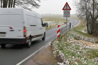„Höchste Zeit, dass sich etwas tut“ – Anwohner in Großschirmaer Ortsteilen für Lkw-Verbot - Die Straße von Reichenbach nach Berbersdorf ist eng. Einwohner fordern eine Tonnagebegrenzung.