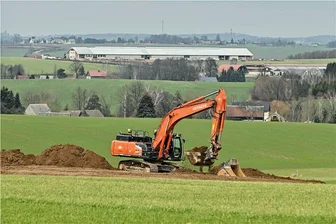Höchstes Windrad in Mittelsachsen: Bau bei Wiederau beginnt - Bei Wiederau haben die Vorbereitungsarbeiten für den Bau einer knapp 247 Meter hohen Windkraftanlage begonnen. Investoren und Betreiber sind die Stadtwerke Leipzig und die Großschirmaer EAB New Energy. 