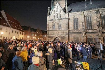 Höcke-Auftritt in Zwickau: Scharfe Kritik am Veranstaltungsort Domhof - Schon seit Wochen finden Montags auf dem Zwickauer Domhof Proteste einer rechten Gruppierung statt. Dieses Foto ist am 22. November entstanden. Die Polizei gab die Teilnehmerzahl damals mit 750 an. Am Freitag bei Björn Höcke hat die AfD 1500 angemeldet.