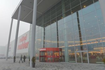 Wechselt den Besitzer: das Möbel-Mahler-Haus an der Autobahnabfahrt Siebenlehn.
