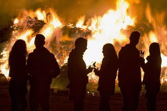 Höhenfeuer im Vogtland: Was in diesem Jahr erlaubt ist und was nicht - Höhenfeuer sind beliebte Treffpunkte in der Region. 