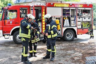 Höhenrettung an der Alten Baumwolle in Flöha: Alle Fahrzeuge aus den Depots - Vor dem Einsatz wurden die Kameraden mit Atemschutztechnik ausgestattet.