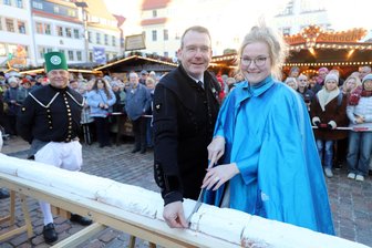 Höhepunkt auf dem Christmarkt in Freiberg: Wie groß ist der Riesenstollen für die Silberstadt? - Traditionsgemäß schneiden Silberstadtkönigin Laura I. und Oberbürgermeister Sven Krüger den Riesenstollen für den Freiberger Christmarkt an.