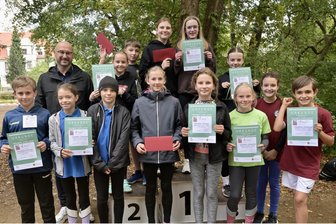 Höhepunkt vor den Herbstferien: Zwickau ehrt seine sportlichsten Schulen - Diese Mädchen und Jungen nahmen stellvertretend für ihre Schulen die Ehrung aus den Händen von Mike Franke (hinten links) entgegen.