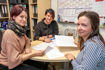 „Höher als das Kindergeld“: Mit den neuen Kitabeiträgen in Pockau-Lengefeld ist für Eltern Schmerzgrenze überschritten - Sindy Britsche, Pauline Rösch und Kristin Matthes (v. l.) haben als Elternvertreter eine klare Meinung zur Erhöhung der Elternbeiträge in Pockau-Lengefeld.