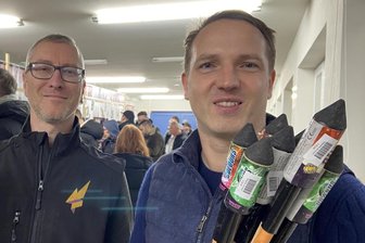 „Höher, größer, mehr“ oder doch lieber leise? Chemnitzer Feuerwerk-Experte will eigene Trends setzen - Am Montag startete der Direktverkauf bei Pyro 24 in Chemnitz. Im Bild Verkaufsleiter Andreas Reinhold (links) und Geschäftsführer Bertram Bach.