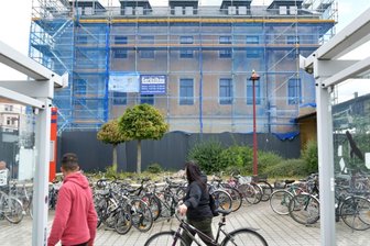 Höhere Baupreise: Freiberger Bauvorhaben werden teurer - Mehr als 17 Millionen Euro sollen in Sanierung und Umbau des Freiberger Bahnhofes fließen, davon 6 Millionen Euro aus Fördertöpfen. Reisezentrum der Bahn, Bäcker, Café, Presseshop, Kreis-Kfz-Zulassungsstelle, Gemeindevollzugsdienst, Räume für Büros, Praxen oder kulturelle Angebote sind vorgesehen. Für die Abrechnung der Fördermittel müssen alle Mietbereiche nutzungsfähig sein, heißt: 2025 ist indirekter Fertigstellungstermin. 