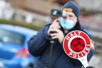 Höhere Bußgelder, Black Friday und Karneval: Das passiert im November -            Polizisten blitzen Autofahrer. Höhere Bußgelder sollen Autofahrer dazu bringen, sich an Geschwindigkeitsbegrenzungen zu halten.