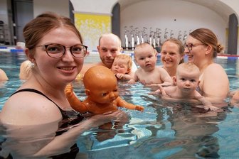 Höhere Energiepreise: Wird der Badespaß in Vogtlands Hallenbädern bald teurer? - Beim Babyschwimmen im Plauener Stadtbad beträgt die Wassertemperatur in der Herrenhalle etwa 31 Grad Celsius. Das sind drei bis vier Grad Celsius mehr als das Wasser im Sportbad hat. Daran soll sich nichts ändern. 