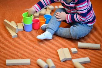 Höhere Kita-Beiträge in Plauen beschlossen: Das müssen Eltern nun ab Januar mehr für Krippe, Kindergarten und Hort bezahlen - Spiel und Spaß in der Kindertagesstätte - für die meisten Familien in Plauen ist das Alltag.