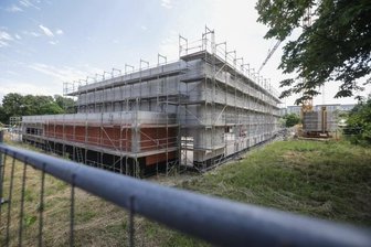 Höhere Kosten bremsen Ausstattung für Sportanlage aus - Blick auf den Bau einer neuen Zweifeld-Sporthalle an der Carl-Kirchhof-Straße in Hartmanndsdorf.