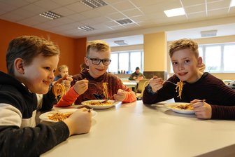 Höhere Mehrwertsteuer: Schulkantinen im Kreis Zwickau vor dem Aus? - Lennert, Paul und Oskar schmeckt das Essen der Speiseeinrichtung Lochmann in Neukirchen. Noch. Leiterin Evelin Hellwig steht unter finanziellem Druck und sieht die Schließung als Folge der Steuererhöhung nicht ausgeschlossen.