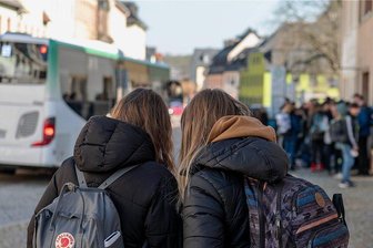 Höhere Ticketpreise für Schüler: Kreistag von Mittelsachsen stimmt mit Mehrheit dafür - Auf die Eltern von Schülerinnen und Schülern, die mit dem Bus zur Schule gefahren werden, kommen höhere Ticketpreise zu. Die Entscheidung dazu wird am Freitag in der Verbandsversammlung des VMS erwartet.