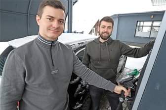Höherer Benzin- und Diesel-Preis: Lohnt sich das Tanken für Freiberger in Tschechien wieder? - Alexander Stark (l.) und Clemens Wagner nutzen die Gelegenheit, bevor sie wieder nach Deutschland müssen, und tanken Diesel auf.