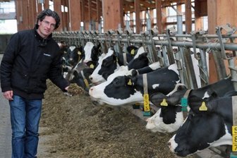 Höherer "Kuh-Komfort" ist der Genossenschaft Millionen wert - Noch angenehmer als in diesem, erst 2010 neu gebauten Stall sollen es die Tiere in jenem Stall am Standort in Wernsdorf haben, der derzeit gebaut wird, versichert Gunar Lantzsch, einer der Vorstände der Erzgebirgischen Agrargenossenschaft Forchheim.