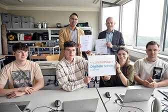 „Höheres Niveau als in zweitem Studien-Semester“: Schönecker Schule ausgezeichnet - Fachlehrer Ralph Samuel (hinten links) und Schulleiter Markus Kugler mit Nico Schubert, Joseph Weber, Amelie Köhler und Jamie Willner (vorn von links), die sich zurzeit auf die Abi-Prüfungen vorbereiten.