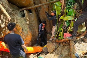 Höhlendrama in Laos: Sieben Goldsucher sitzen fest - Der Zugang zu der Höhle ist extrem eng. 