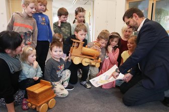 Hölzerner Zug und vieles mehr: Dorf im Vogtland setzt bei neuem Spielplatz auf die Eisenbahn - Bürgermeister Andreas Gruner erklärt den Kindern, wie der künftige Spielplatz aussehen soll. Ein Zug aus Holz, nur größer, soll dabei eine wichtige Rolle spielen.