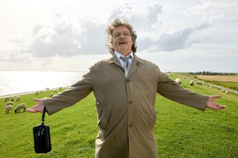 „Hömma, Schätzelein!“ - Warum Horst Schlämmer die Einladung ins Vogtland ausschlägt - Hape Kerkeling im Film „Horst Schlämmer sucht das Glück“. Warum kommt er auf seiner Deutschland-Tour nicht nach Auerbach?