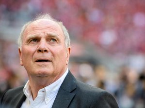 Hoeneß kritisiert Özil als Fußballer scharf - Bayern-Präsident Uli Hoeneß wettert gegen Mesut Özil.
