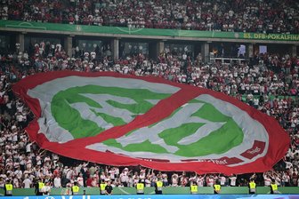 Hoeneß über massiven Fanprotest gegen DFB: "Unverschämtheit" - Fans protestieren beim Pokalfinale gegen den DFB. 