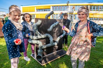 Hör´ mal, was da klackert: Olbernhauer Kita bekommt neues Spielgerät - Lucy, Zoey, Luca und Sina (v. l.) testeten als Erste die neue Kugelbahn.
