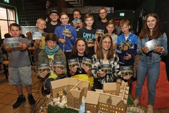 Hörspiel mit großem Spannungsfaktor - Eine selbst produzierte CD halten die Macherinnen und Macher von "Hörklang" in ihren Händen.