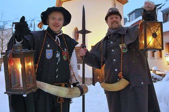"Hört Ihr Leut' und lasst Euch sagen ..." - Schwarzenbergs Türmer Gerd Schlesinger (links) und Nachtwächter Jörg Eller steht mit 2018 ein ereignisreiches Jahr ins Haus.