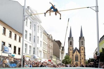 Hof turnt es Plauen vor: So belebt man eine Innenstadt - In Hof ging es am vergangenen Samstag hoch her: Das Stabhochsprung-Meeting lockte tausende Schaulustige in die Fußgängerzone.