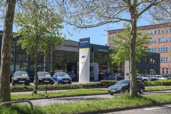 Hof, Zwickau, Freiberg und Chemnitz: Autohändler aus Bayreuth übernimmt vier Standorte der Schneider Gruppe - Das Autohaus der Schneider-Gruppe an der Müllerstraße übernimmt die Motor-Nützel-Gruppe.