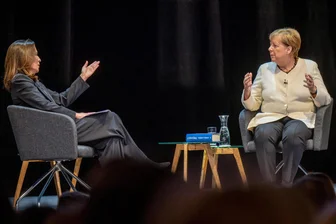 „Hofberichterstattung“, „beinharte Fragen“: So reagiert das Netz auf Angela Merkels Gespräch mit Anne Will - Berlin, am Dienstag: Ex-Kanzlerin Angela Merkel (r.) im Gespräch mit TV-Moderatorin Anne Will.