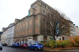 Hofbräuhaus ist verkauft - Es gibt viel zu tun im und am Eckhaus an der Straße der Nationen 47. Das Bild vom Herbst zeigt das stark sanierungsbedürftige Haus, in dem viele Fenster fehlen und das mit Graffiti beschmiert ist. 