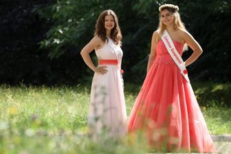 Hofdamen gesucht: Um Lichtensteins Rosenprinzessin wird es einsam - Lichtensteins Rosenprinzessin Jolina Bauer (r.) und ihre Hofdame Ruby Schramm freuen sich. Bald geht es wieder auf Tour durch die Republik.