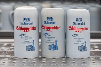Hofer Traditionsbrauerei Scherdel schließt: Bayerisches Traditionsbier wird künftig im Vogtland gebraut - Auch das beliebte Hofer Schlappenbier hat Scherdel bislang gebraut. Im nächsten Jahr könnte es zum letzten Mal aus Oberfranken kommen.