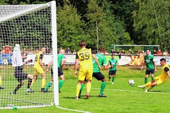Hoffen auf großen Gegner beginnt - Der Dosenöffner: Toni Döge (rechts) kam im Sommer vom SV Concordia Plauen zum VfB Schöneck und erzielt hier das erlösende 1:0 gegen den SV Lipsia Eutritzsch. Gegen die eine Liga höher spielenden Leipziger zog das Team aus der Vogtlandliga mit einem erkämpften 2:0 in die zweite Runde um den Fußball-Sachsenpokal ein. 