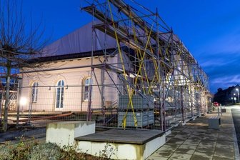 "Hoffen, dass sich das Leben normalisiert" - Möglichst im Mai oder Juni soll die Dachreparatur am Erlauer Generationenbahnhof abgeschlossen sein. 