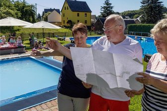 Hoffen in Neundorf: Wird das Freibad bald saniert? - Lange wurde über den Erhalt des Freibades diskutiert, bisher fehlte das Geld für die Sanierung. Doch nun gibt es in Neundorf Hoffnung. Das interessiert nicht nur Bademeister René Gärtner und Bauamtsleiter Janet Eberlein (l.). Auch die Leiterin Kita Jaqueline Weichert, die am Dienstag mit Kindern das Freibad besuchte, ist gespannt. 