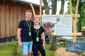 Hoffest in Mobendorf: Wie Familie Quandt sich im Striegistal einen Kindheitstraum erfüllt - Eine Infotafel informiert Wanderer, die auch in einer Wanderhütte auf den Rundwanderwegen durchs Striegistal bei den Quandts Halt machen können, über die Schottischen Hochlandrinder, die Rainer und Kati Quandt in Mobendorf züchten.