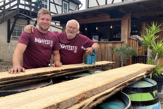 Hoffest mit Livemusik, Lasershow und Flammkuchen: Falkenhainer legen sich auf der „Ranch“ ins Zeug für ihre Gäste - Sebastian und Reinhard Stingl stemmen mit Helfern das Hoffest in Falkenhain. Unter anderem waren am Dienstag noch Holzbretter zu beschriften. Hinten eine von drei Bars.
