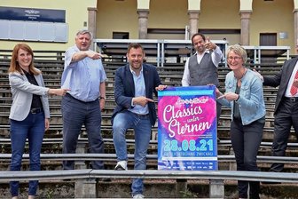 Hoffnung auf 2500 Besucher bei "Classics unter Sternen" - Veranstalter Matthias Krauß und die Geschäftsführerin des Theaters Sandra Kaiser präsentieren das Plakat für die diesjährige Auflage von "Classics unter Sternen". 