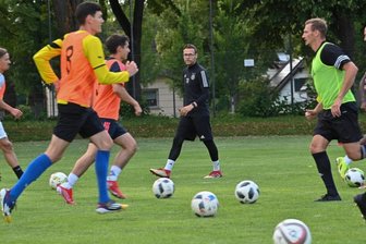 Hoffnung auf eine vollständige Serie - Handwerk-Trainer Ringo Delling (M.) und seine Männer starten in ihre dritte Landesliga-Saison.