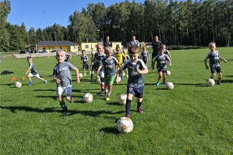 Hoffnung auf Kunstrasenplatz: Fußballer aus dem Erzgebirge rennen Wunsch seit zehn Jahren hinterher - Der vier-bis sechsjährige Fußballnachwuchs des ESV Zschorlau, die Bambinis, mit vollem Einsatz beim Training.