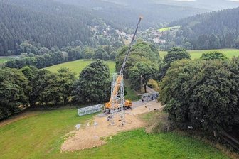 Hoffnung auf mehr Empfang in Schmalzgrube - Oberhalb von Schmalzgrube wurde ein 35 Meter hoher Mobilfunkmast errichtet. Er besteht aus vier Elementen. Bis er in Betrieb geht, wird es noch einige Monate dauern. 