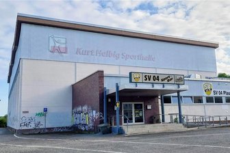 Hoffnung auf schnelle Reparatur zerplatzt: Wichtigste Plauener Sporthalle bleibt länger gesperrt - Die Plauener Kurt-Helbig-Halle ist eine der wichtigsten Sportstätten Plauens - sie wird von Schülern und Vereinen genutzt. Doch seit Mai ist sie gesperrt, weil sich ein Deckenelement gelöst hatte.