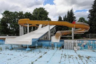 Hoffnung auf Wiedereröffnung der „Nulle“: Zwickauer Freibad nimmt erste Hürde - Das ist vom einst stolzen 04-Bad in Pölbitz übrig geblieben. Ein großes Becken und wahrscheinlich auch die Rutsche wird es nicht mehr geben.
