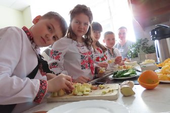 Hoffnung, Freude und neue Eindrücke: Werdau schenkt Kindern aus der Ukraine eine besondere Woche - Auch leckere Obstspieße haben die Mädchen und Jungen während ihres Besuchs gemacht.