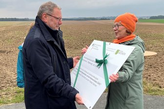 Hoffnung für Reinsberg und Dittmannsdorf: Ministerin will Lkw-Fahrern das Verlassen der A 4 bei Stau verbieten - Ministerin Regina Kraushaar beim Termin mit Reinsbergs Bürgermeister Markus Buschkühl.