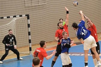 Hoffnung lebt beim ZHC - Zwickaus Kreisläufer Pece Gjorgjieski (Mitte, rotes Trikot) zeigte gegen Dresden nicht nur in der Abwehr eine starke Leistung. Mit sieben Toren wurde er auch bester Werfer des ZHC Grubenlampe.